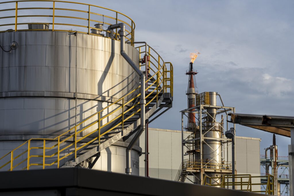 environmental-pollution-industry-exterior-daylight-min